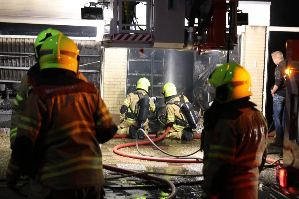 Veel rook bij brand in garageboxen