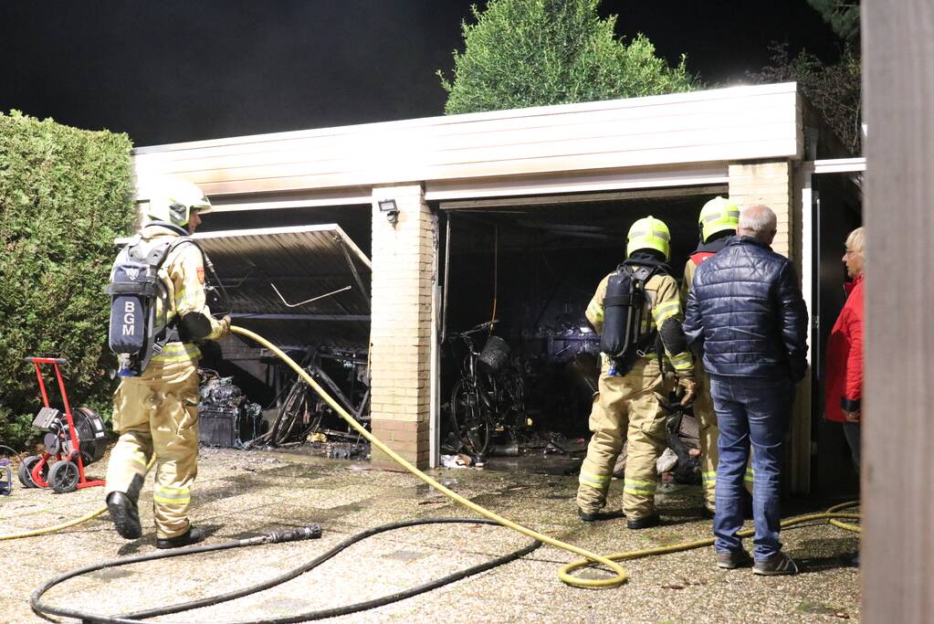 Veel rook bij brand in garageboxen