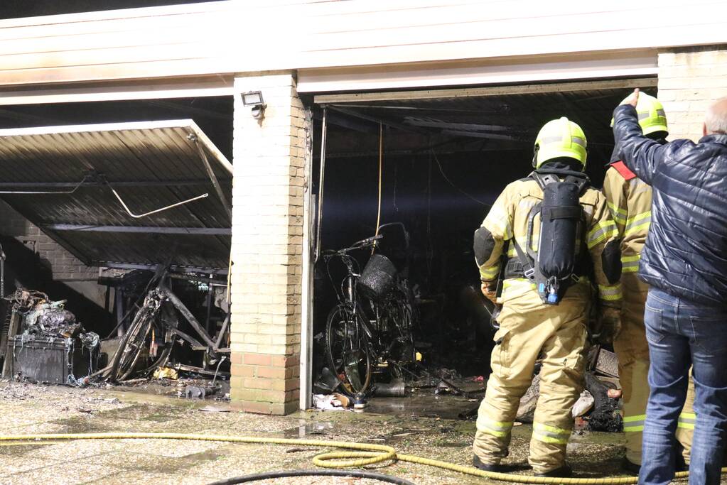 Veel rook bij brand in garageboxen