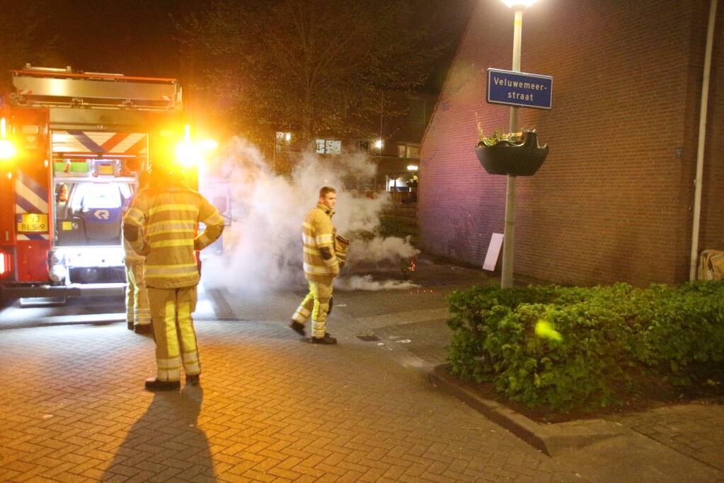 Vuurkorf op parkeerplaats geblust