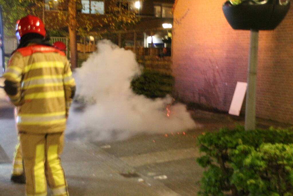 Vuurkorf op parkeerplaats geblust