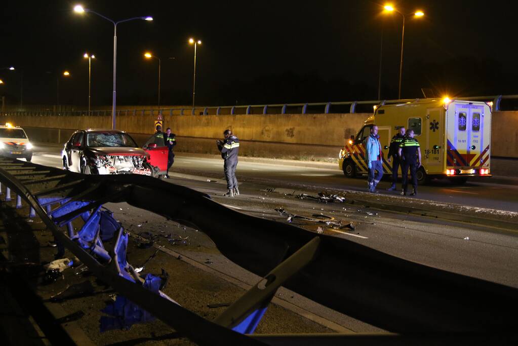 Flinke ravage na botsing tegen vangrail