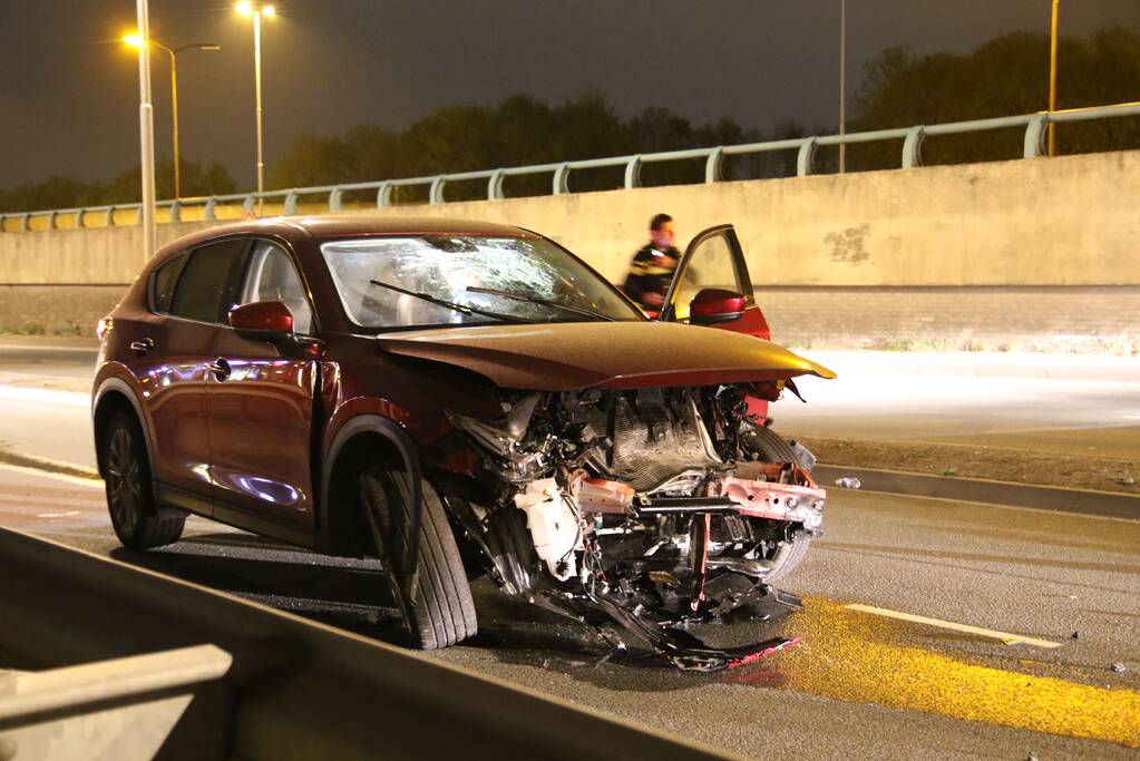 Flinke ravage na botsing tegen vangrail