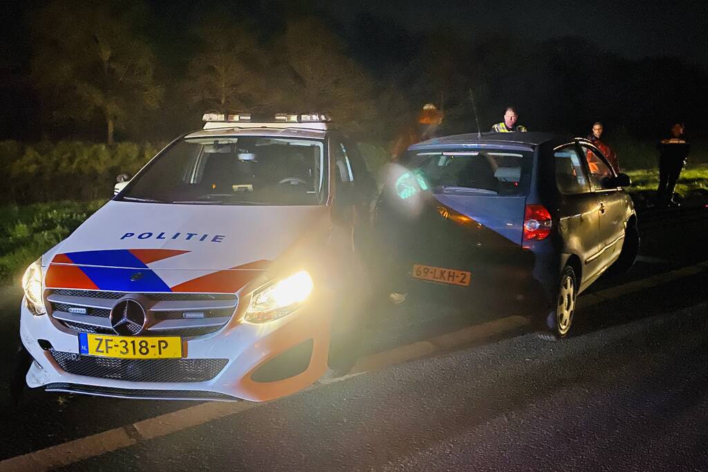 19-jarige bestuurder rijdt opzettelijk tegen politiewagen