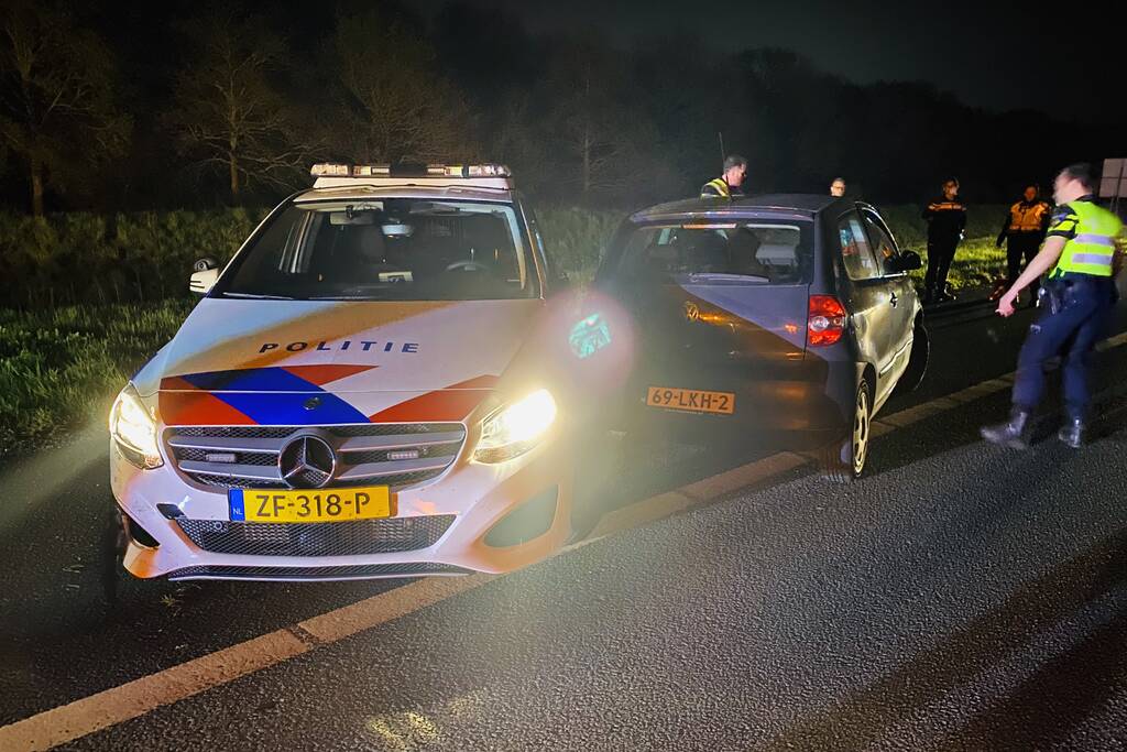 19-jarige bestuurder rijdt opzettelijk tegen politiewagen