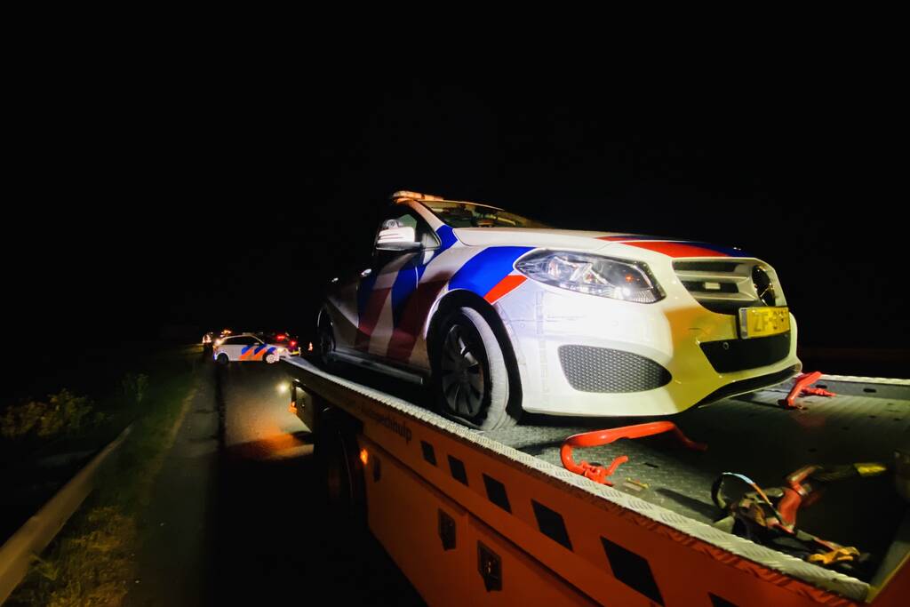 19-jarige bestuurder rijdt opzettelijk tegen politiewagen