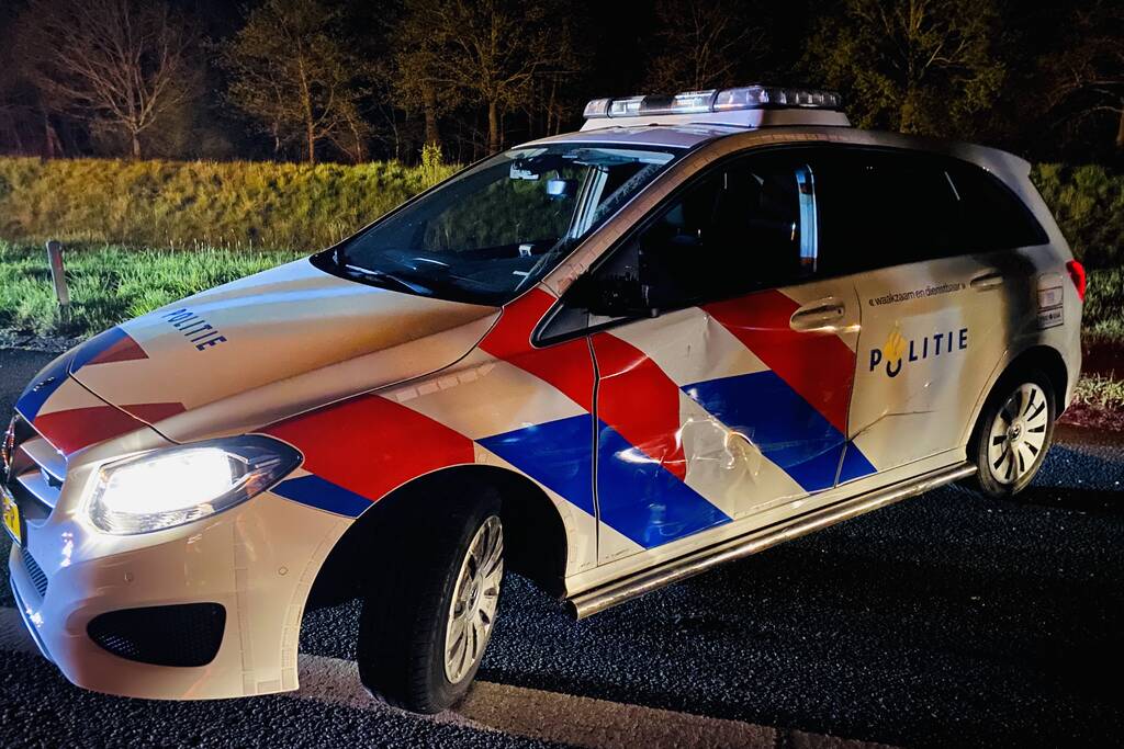 19-jarige bestuurder rijdt opzettelijk tegen politiewagen
