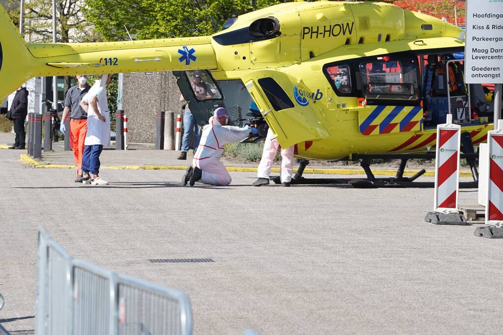 Traumahelikopter landt voor IJsselland Ziekenhuis en haalt coronapatiënt op