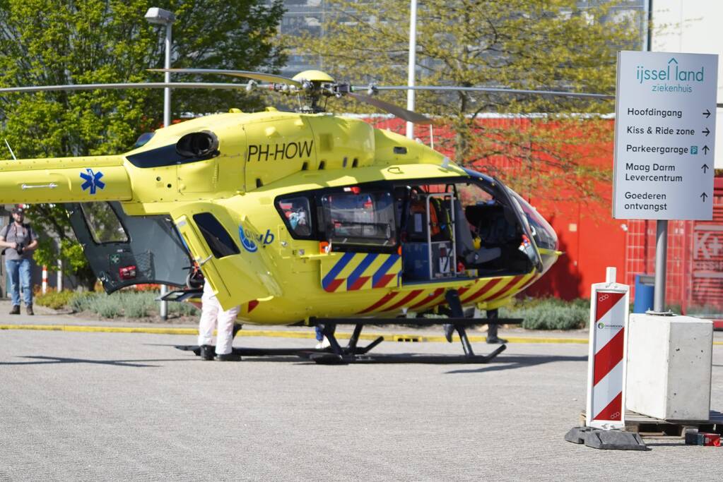 Traumahelikopter landt voor IJsselland Ziekenhuis en haalt coronapatiënt op