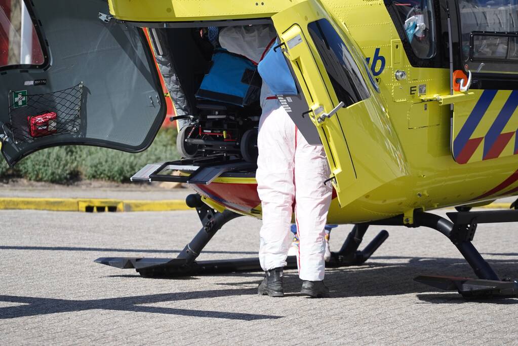 Traumahelikopter landt voor IJsselland Ziekenhuis en haalt coronapatiënt op