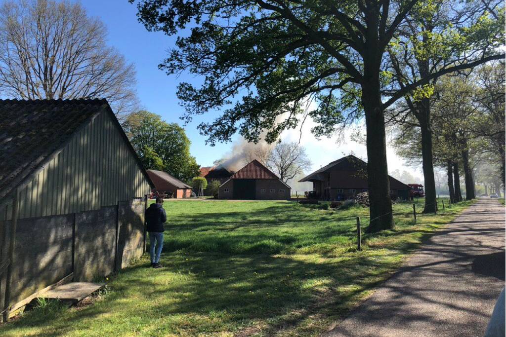 Uitslaande brand rieten dak woning