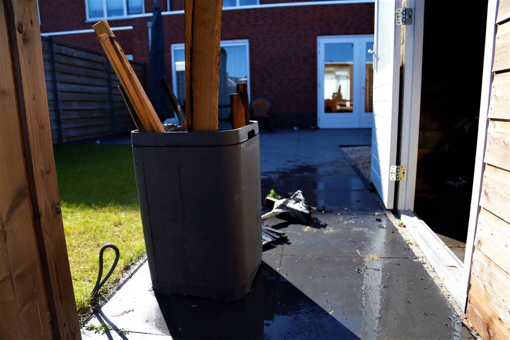 Brandende peuk veroorzaakt schuurbrand