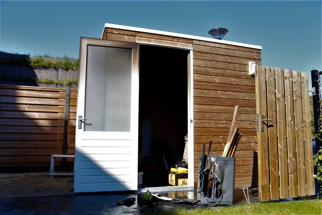 Brandende peuk veroorzaakt schuurbrand