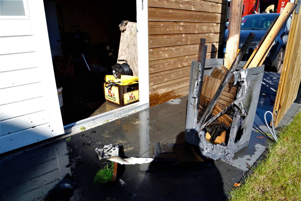 Brandende peuk veroorzaakt schuurbrand