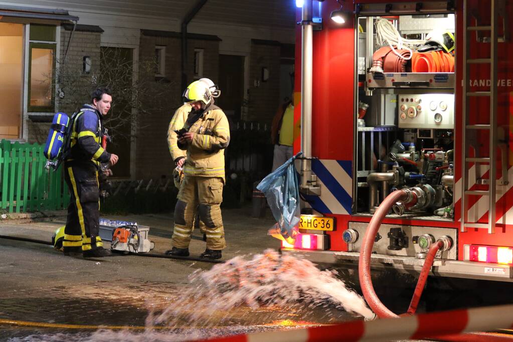 Uitslaande brand in schuur achter woning