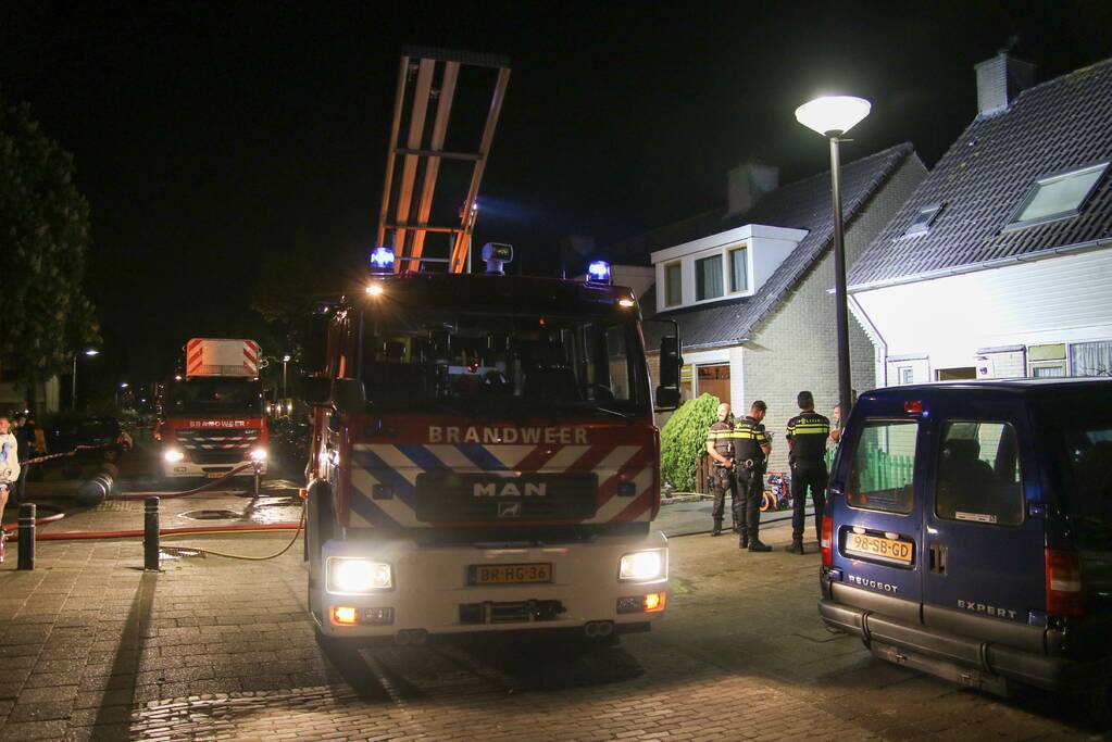 Uitslaande brand in schuur achter woning