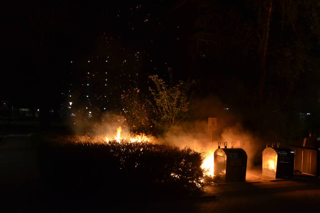 Afval naast ondergrondsecontainer in brand gevlogen
