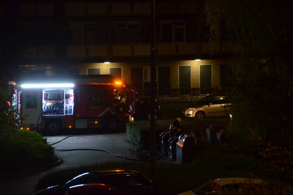 Afval naast ondergrondsecontainer in brand gevlogen