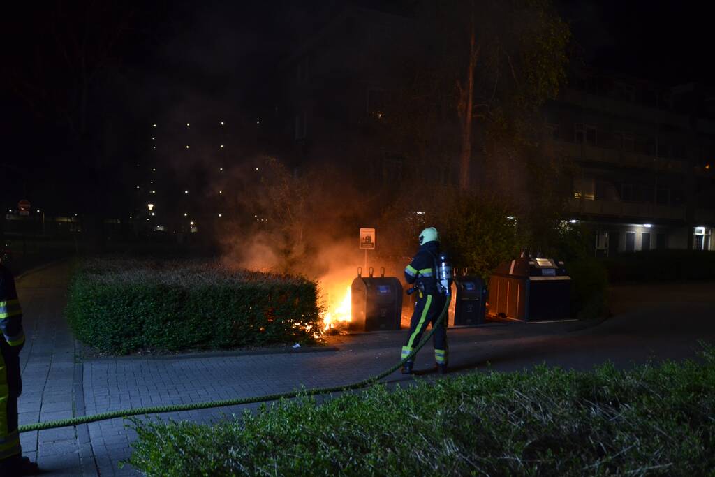Afval naast ondergrondsecontainer in brand gevlogen