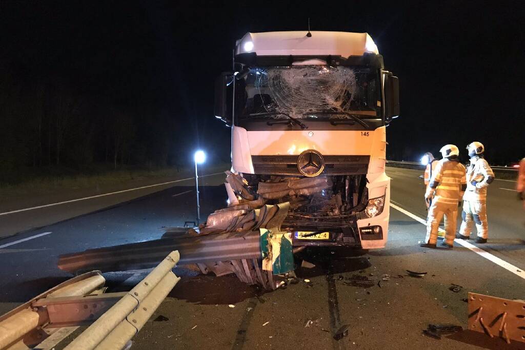 Vrachtwagen sloopt vangrail knooppunt Oudenrijn