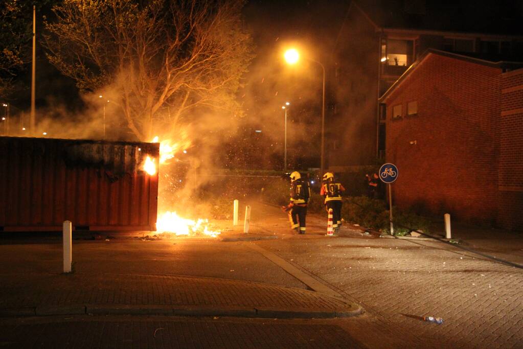 Opnieuw zeecontainer met afval in brand gestoken