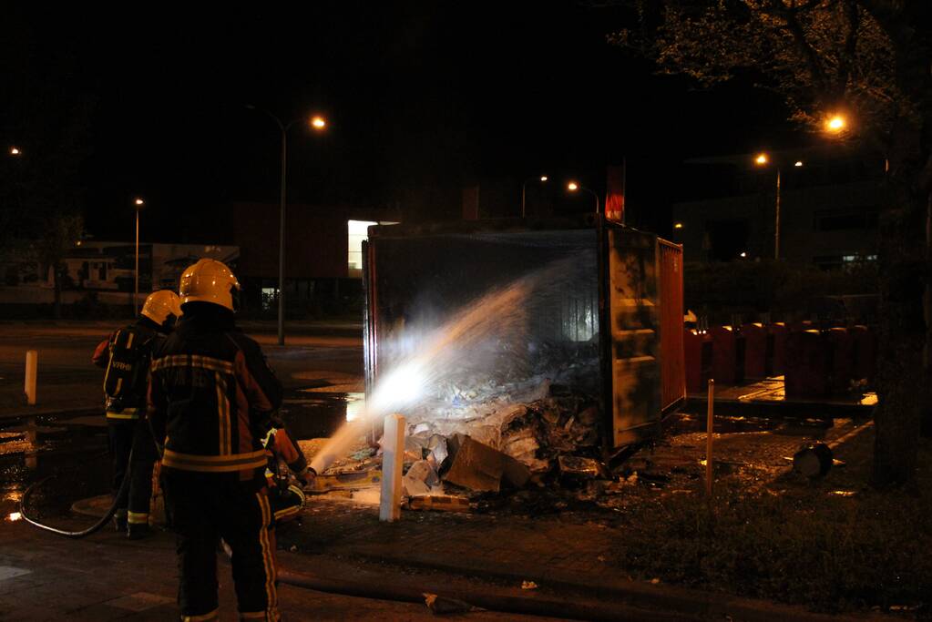 Opnieuw zeecontainer met afval in brand gestoken
