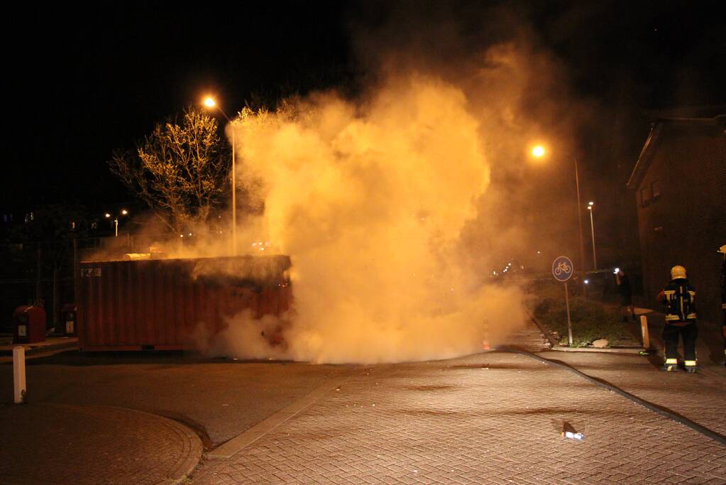 Opnieuw zeecontainer met afval in brand gestoken