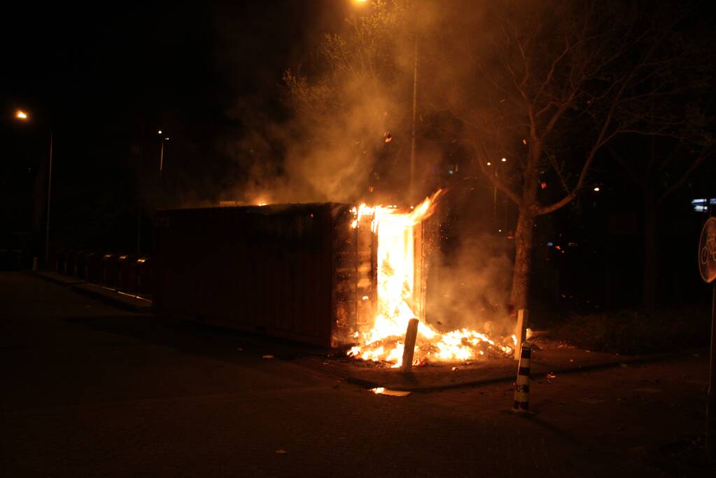 Opnieuw zeecontainer met afval in brand gestoken