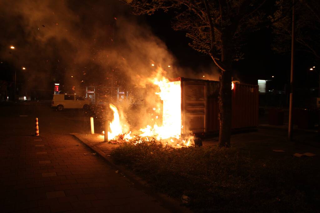 Opnieuw zeecontainer met afval in brand gestoken