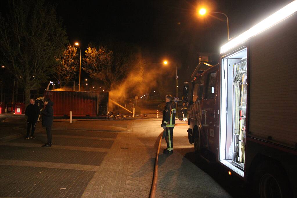 Opnieuw zeecontainer met afval in brand gestoken