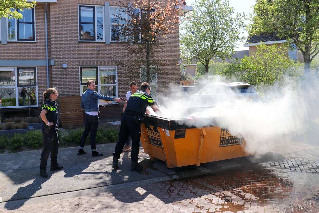 Bewoners blussen brand in bouwcontainer met puin