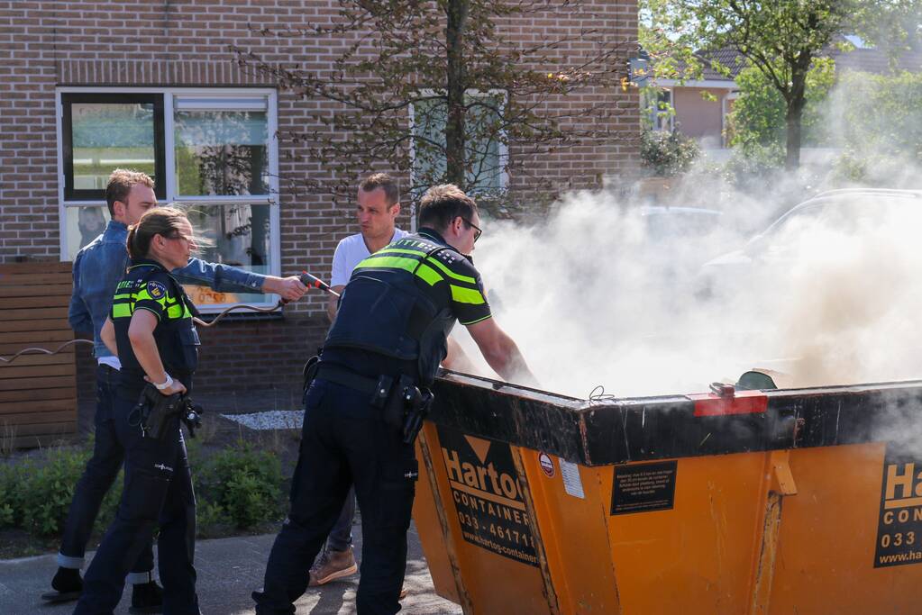 Bewoners blussen brand in bouwcontainer met puin