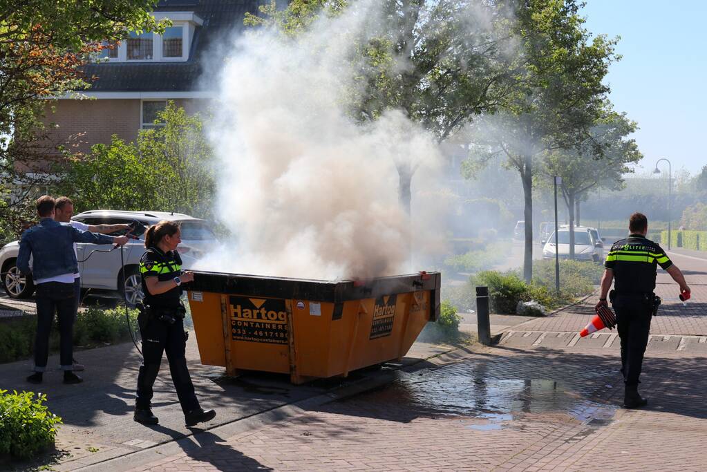 Bewoners blussen brand in bouwcontainer met puin