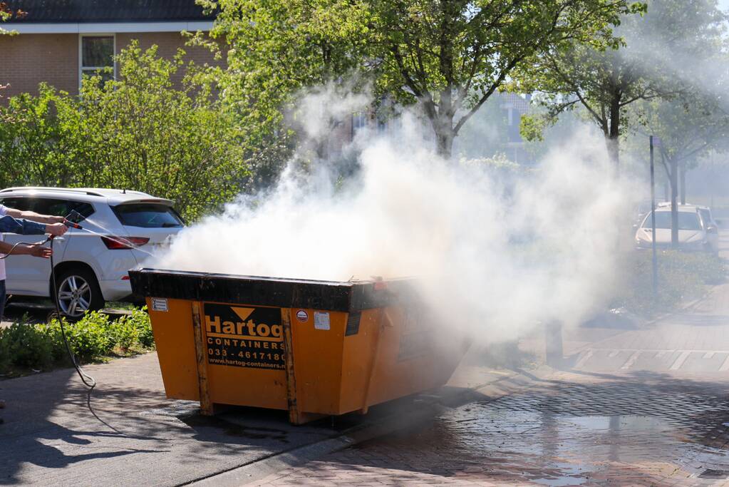 Bewoners blussen brand in bouwcontainer met puin