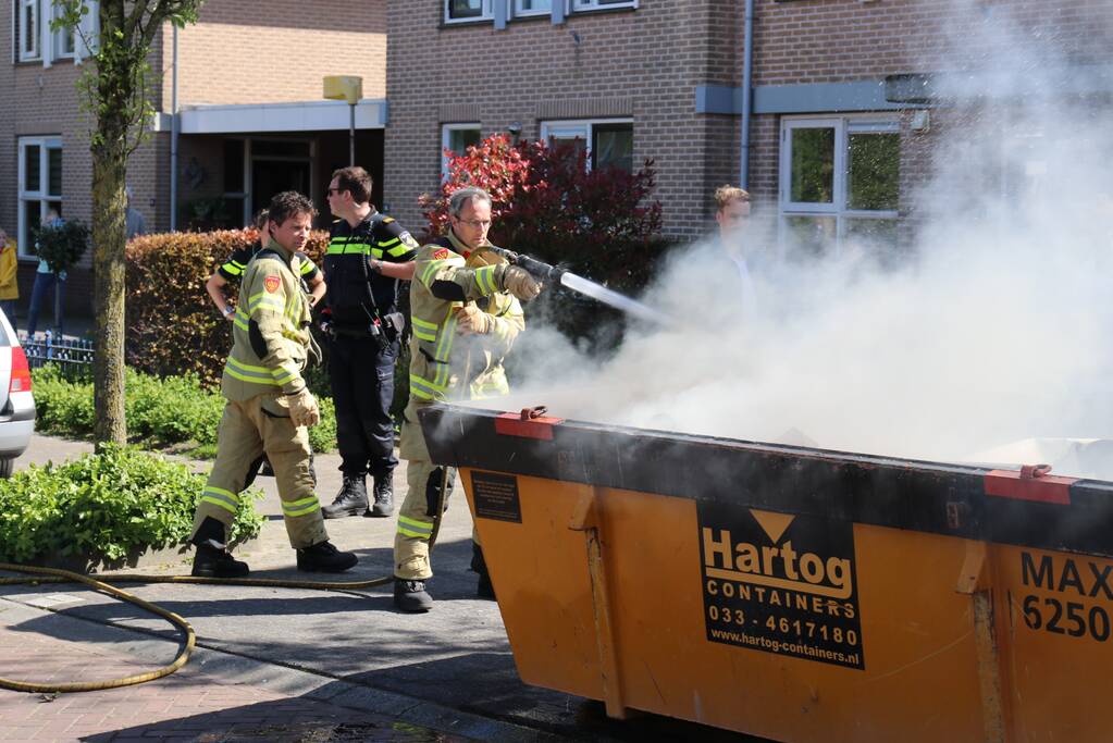 Bewoners blussen brand in bouwcontainer met puin