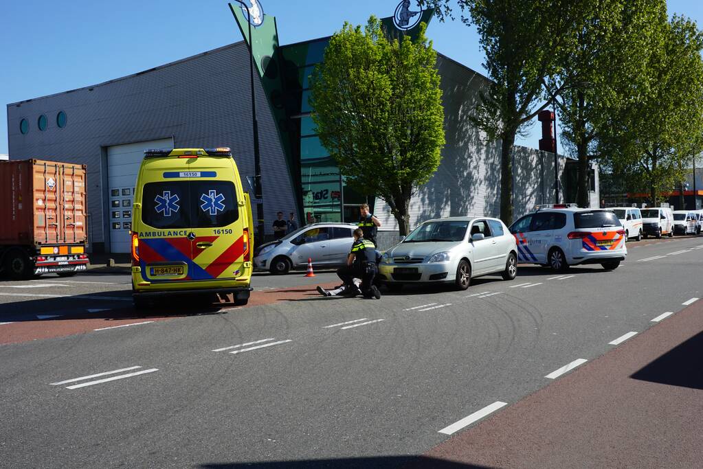 Scooter bestuurster gewond na aanrijding