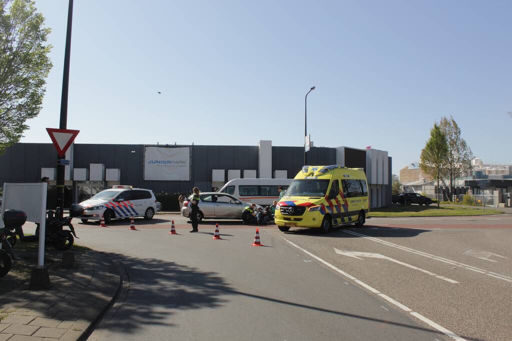 Scooter bestuurster gewond na aanrijding