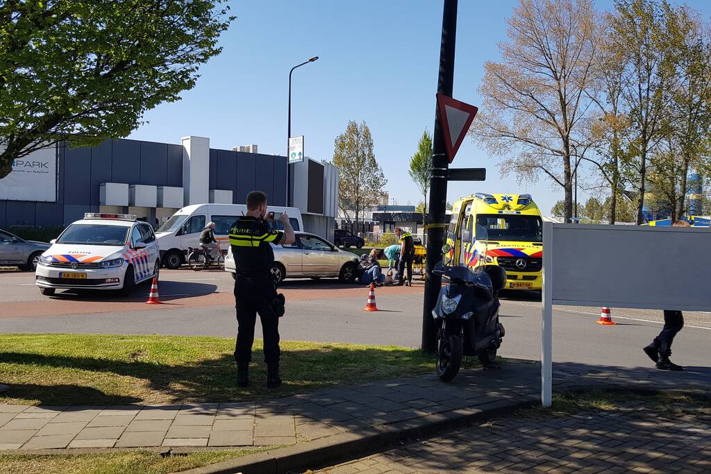 Scooter bestuurster gewond na aanrijding