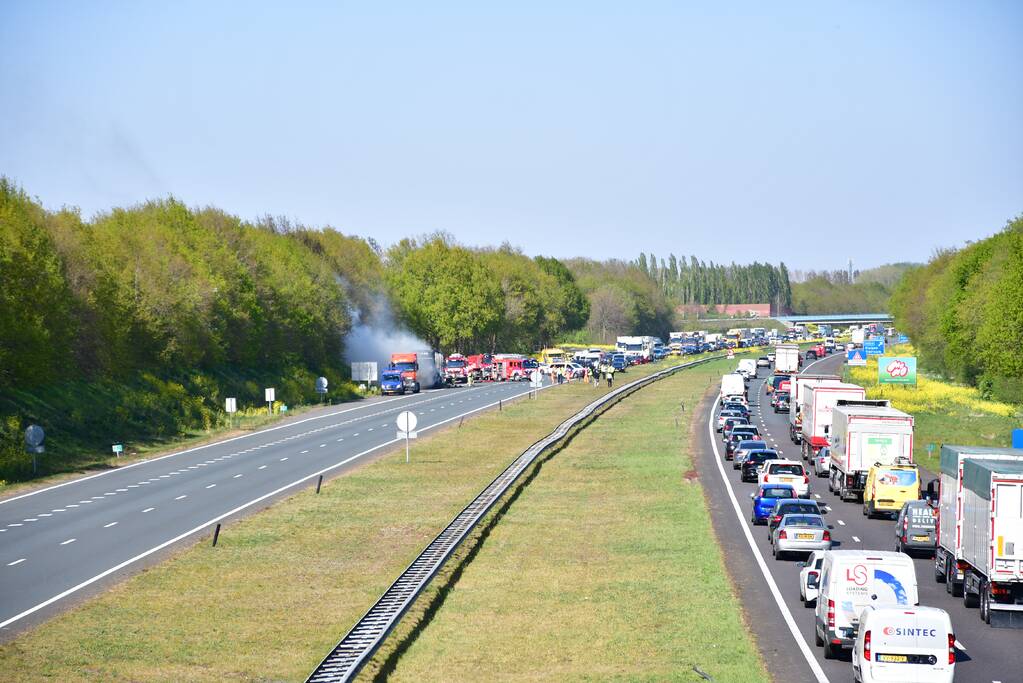 Vrachtwagentrailer vliegt in brand