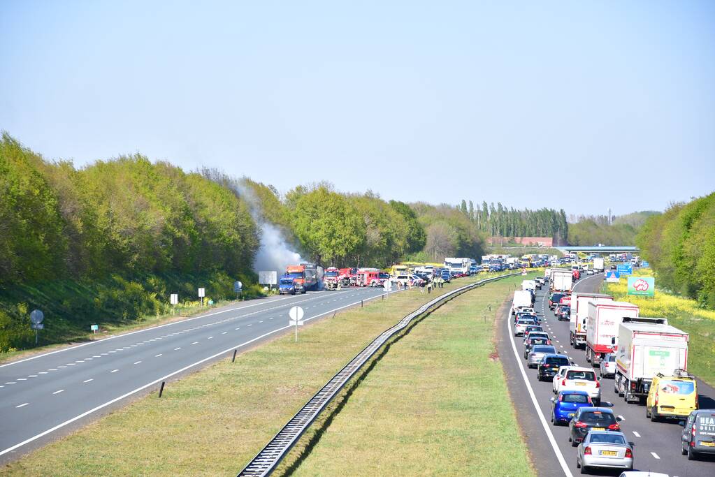 Vrachtwagentrailer vliegt in brand