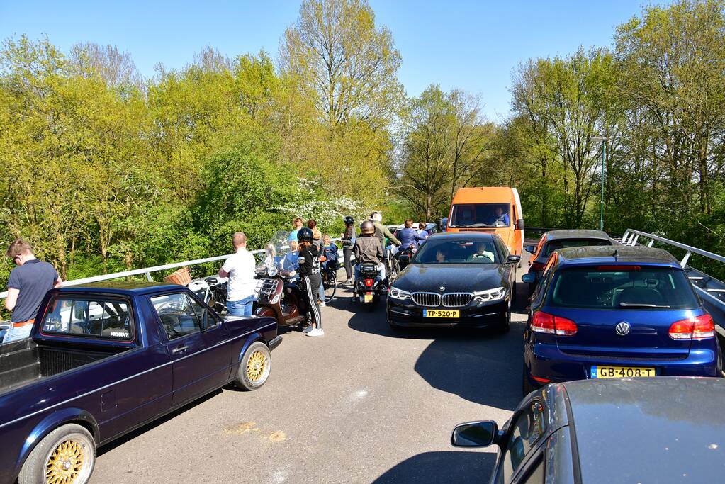 Vrachtwagentrailer vliegt in brand