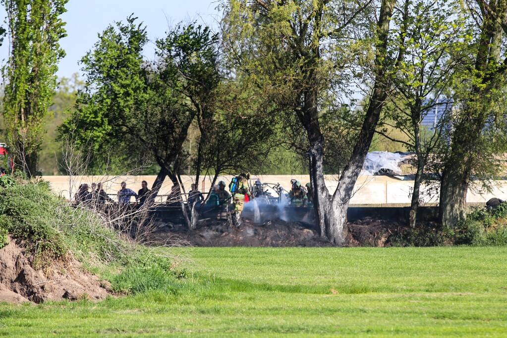 Stuk grasgebied vliegt in brand