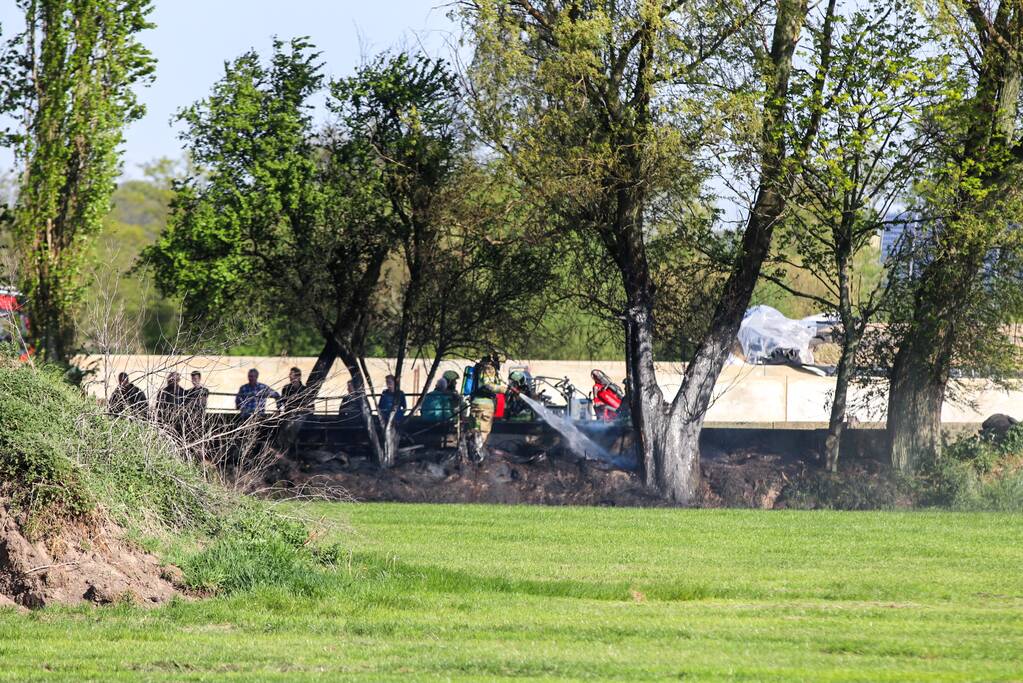 Stuk grasgebied vliegt in brand