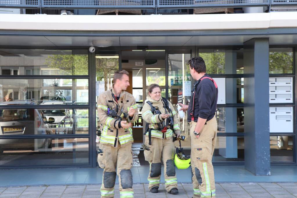 Brandweer opzoek naar oorzaak van gaslucht in woning