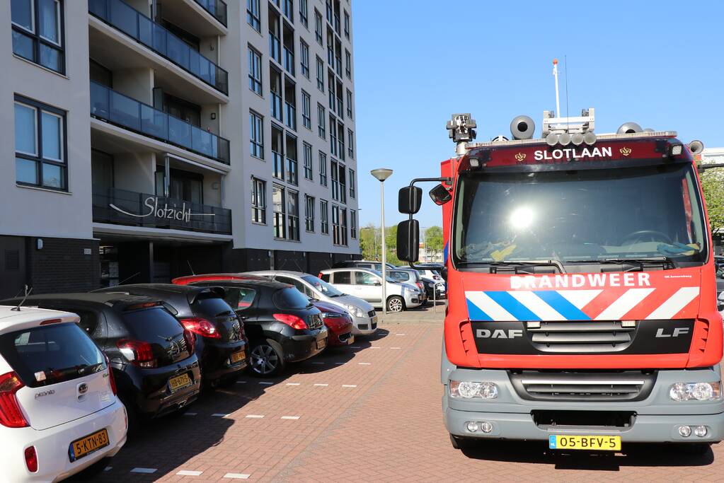 Brandweer opzoek naar oorzaak van gaslucht in woning
