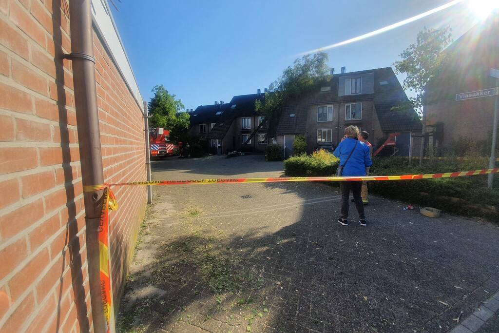 Boom omgevallen op woning