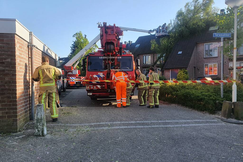Boom omgevallen op woning