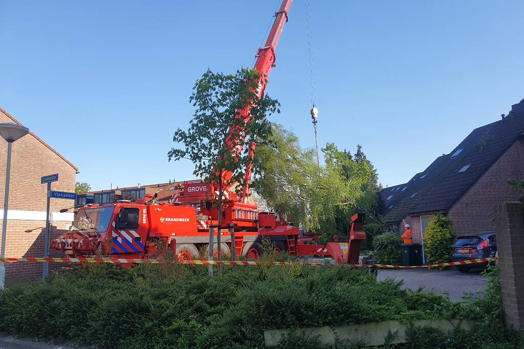 Boom omgevallen op woning