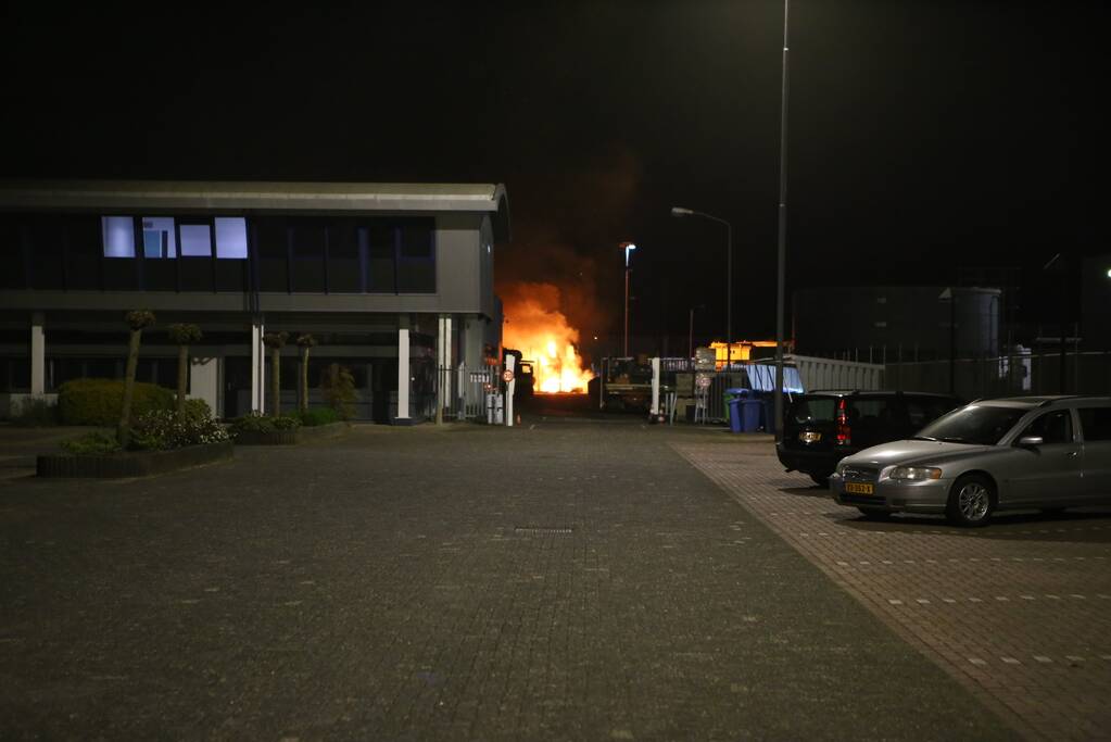 Flinke brand op terrein Heijmans, vrachtwagen chauffeur door brandweer gewekt