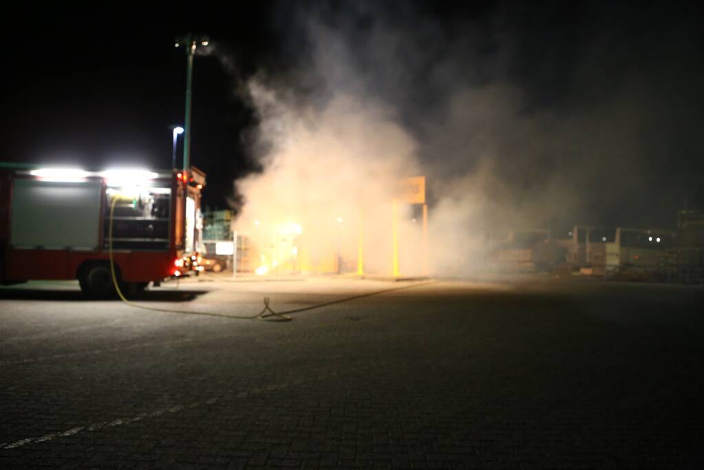 Flinke brand op terrein Heijmans, vrachtwagen chauffeur door brandweer gewekt
